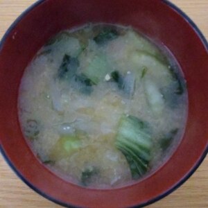 チンゲン菜と玉ねぎの味噌汁